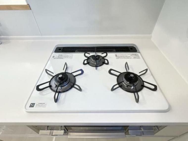 キッチン 同時調理可能な3口コンロです。換気扇が備わっています。