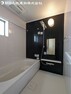 浴室 暗い色のアクセントクロスが落ち着いた雰囲気の浴室です。