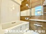 浴室 木目の落ち着いたアクセントパネルを使用した高級感のあるバスルーム！