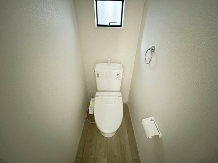 トイレ 温水洗浄便座付きのトイレです。汚れてもサッとひと拭きでお手入れ簡単。節水仕様でしっかり洗浄。