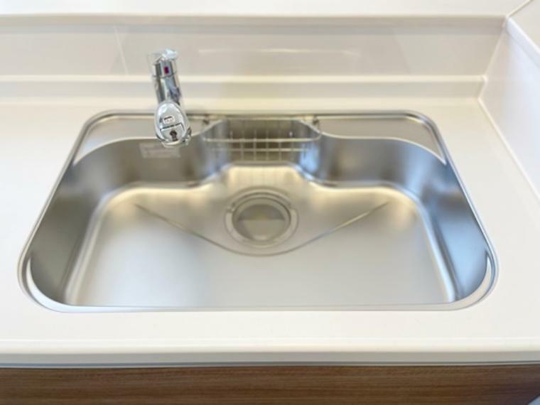 食器や野菜などの水洗いがスムーズにこなせるハンドシャワーのついた水栓。浄水器一体型なので便利。