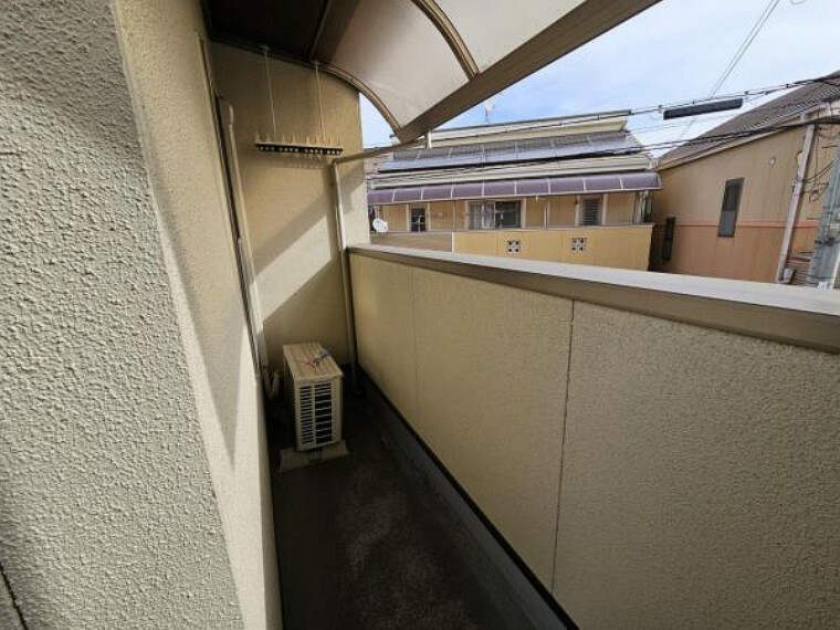 日よけ・雨よけが可能な屋根付きのバルコニー！