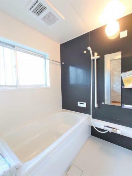 キッチン 【リフォーム済】浴室はハウステック製の新品のユニットバスに交換しました。浴槽には滑り止めの凹凸があり、床は濡れた状態でも滑りにくい加工がされている安心設計です。