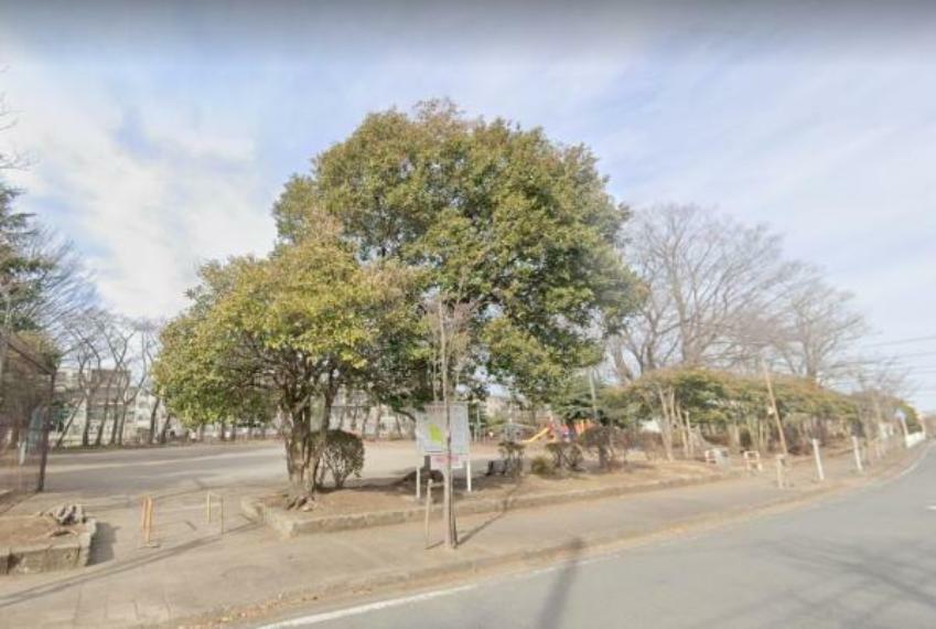 公園 【相武台団地中央公園】　遊具周辺は木々に囲まれてるので夏場なども涼しく遊べてます。機関車型の遊具もあります。