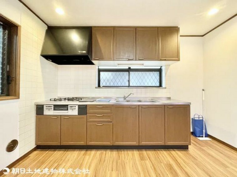 キッチン キッチンには収納力を助ける吊り戸棚が設置されており食器、食材から調理器具まで綺麗に収納することができます。