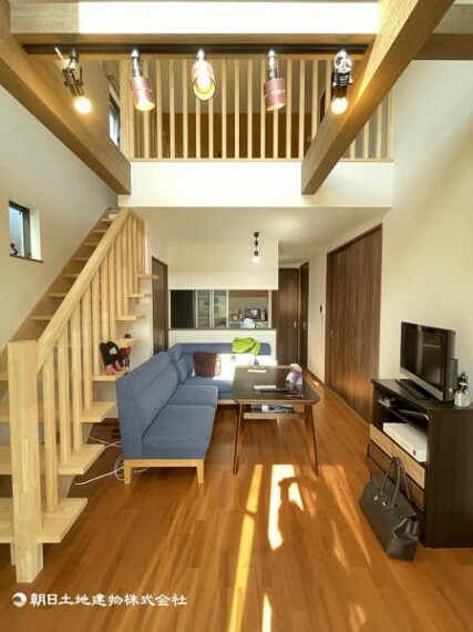 居間・リビング スケルトン階段＆吹抜けのある素敵なリビング、注文住宅ならではのデザインが魅力