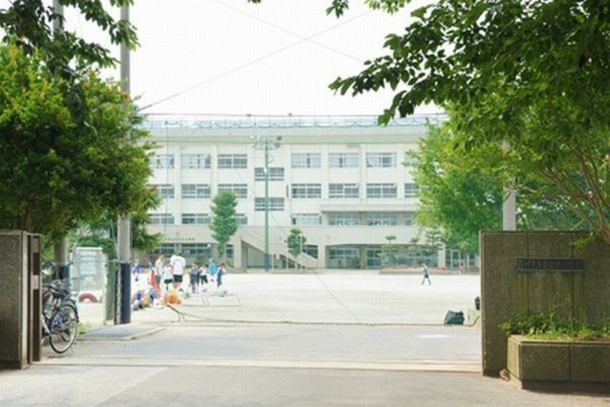 小学校 市川市立百合台小学校 徒歩13分。