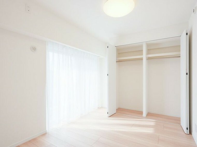 洋室 洋室4はバルコニーに接続する開放空間です。明るく、ワークスペースとしても快適に活用いただけます。