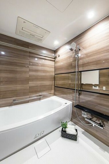 浴室 毎日のバスタイムを贅沢に、豊かにしてくれる1618サイズのバスルームです。光沢感のある木目調のパネルが、より一層くつろぎと高級感を醸し出します。