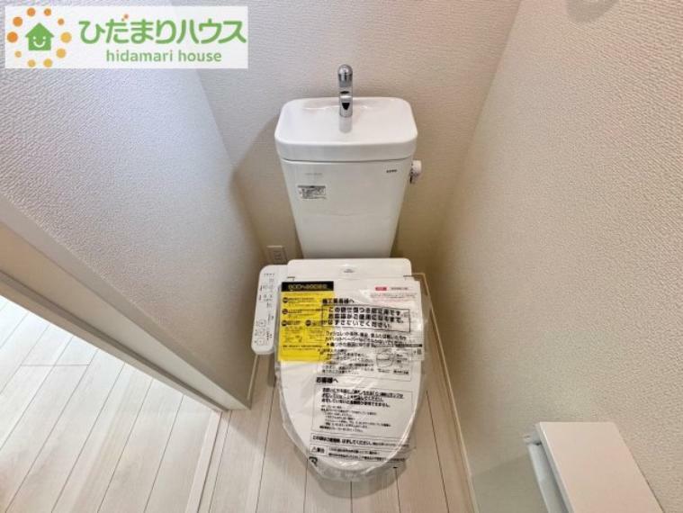 トイレ ウォシュレット機能つき（^^）/ 白を基調としたトイレは、インテリア次第でどんな空間になるかワクワクしますね