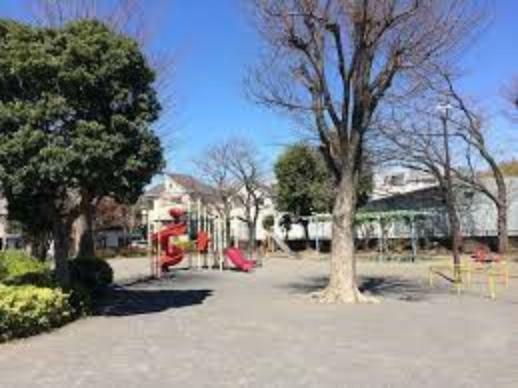 公園 下麻生花島公園（●赤い滑り台が印象的な公園。砂場やブランコなど、小さなお子さまも遊べる遊具が揃い普段使いにピッタリ。十分走り回れる広さがあり、いつも近所の子供たちでにぎわっています●）