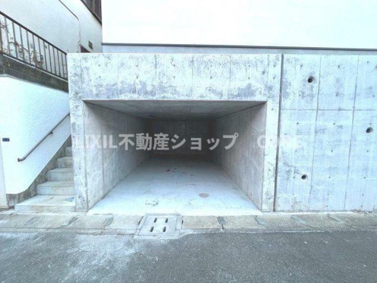 駐車場 ゆったりとした地下車庫なので、大きめのお車でも駐車可能です。