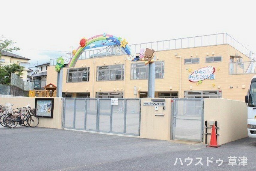 【びわこ・きららこども園】英語・体育・音楽・造形・劇遊び等「知育・情育・体育」三位一体の総合幼児教育を実践しています。フラッシュカードや百玉そろばんなどの日課活動やリトミックの専科授業もあります。