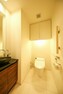 トイレ トイレカウンターには御影石の天板が設置されたデザイン。洗練された置き型ボウルが印象的です。