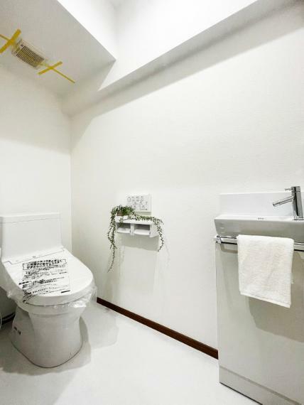 トイレ ■トイレは快適な温水洗浄便座機能付きです。便利で衛生的に使える手洗い場付きです≪ホームステージング中≫※写真中のインテリア等は販売価格に含まれません。
