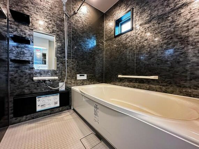 バスルームは、1日の疲れを取り、心身を癒すことができる場所。住まいの中のリラクゼーション空間です。浴室乾燥機も完備されております。室内（2023年10月）撮影