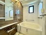 浴室 【Bath Room】煌びやかに輝くシルバーのシャワーヘッド、高級感高まる穏やかな配色のアクセントパネルを採用し、一日の疲れを癒す事のできる広々とした浴室換気乾燥暖房付ユニットバスです。