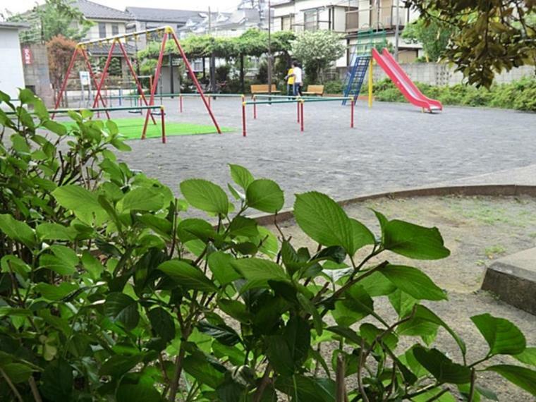 公園 新羽公園（お子様が楽しく遊べるブランコなどの遊具や木陰でひと休みできるベンチがあります。）