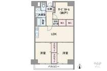 LDKが中央に配置されたセンターリビングのプラン。バルコニー面積は5.67平米で、洋室2部屋がバルコニーに面しています。サービスルーム・LDKを含む全居室に収納スペースがあります。