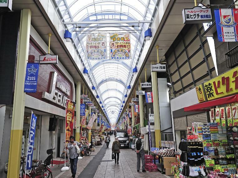 横浜橋通商店街（よこはまばし商店街）（「いきな下町よこはまばし」のキャッチフレーズで地域に密着した商店街。毎日お買い物客で賑わっています。）