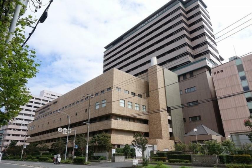 横浜市立大学附属市民総合医療センター 「頼れる病院ランキング」において、2012年、2013年に全国1位に選出されたこともある病院。いざという時に助かります。（約1,357m）