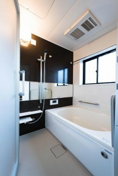 浴室 上質が感じられるカラーリングで、清潔な空間美を実現。一日の疲れが癒される優雅なバスタイムを堪能できるゆとりあるバスルームです。