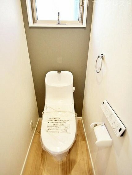 トイレ 1階の温水洗浄便座付トイレです