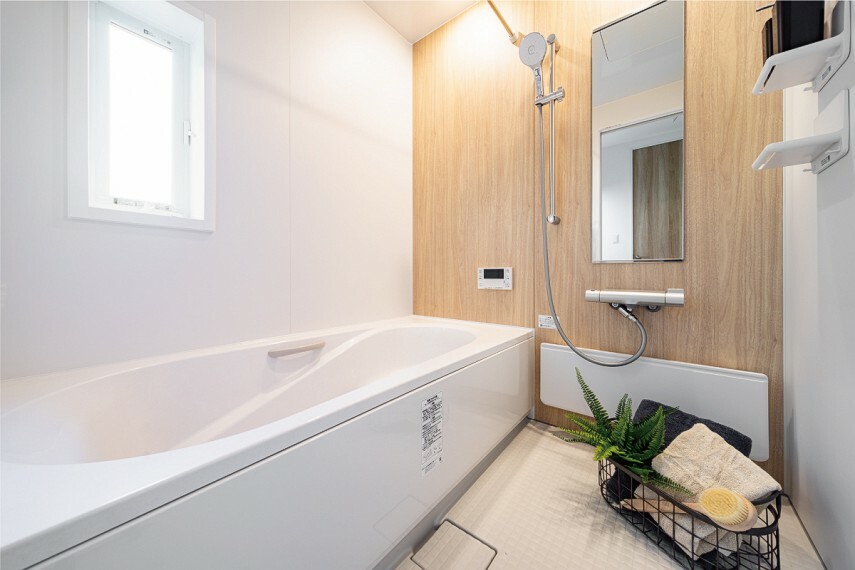 【AX】浴室  毎日のバスタイムをやすらぎの時間にしてくれるバスルーム。 高性能でお手入れが楽な素材を使用し、いつもきれいなバスルームをサポートします。