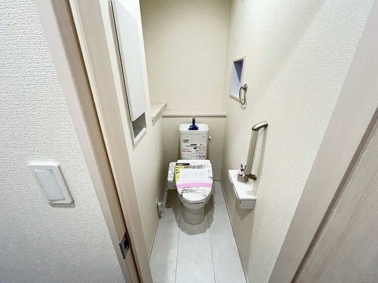 トイレ 清潔好きには欠かせないウォシュレット機能付き。