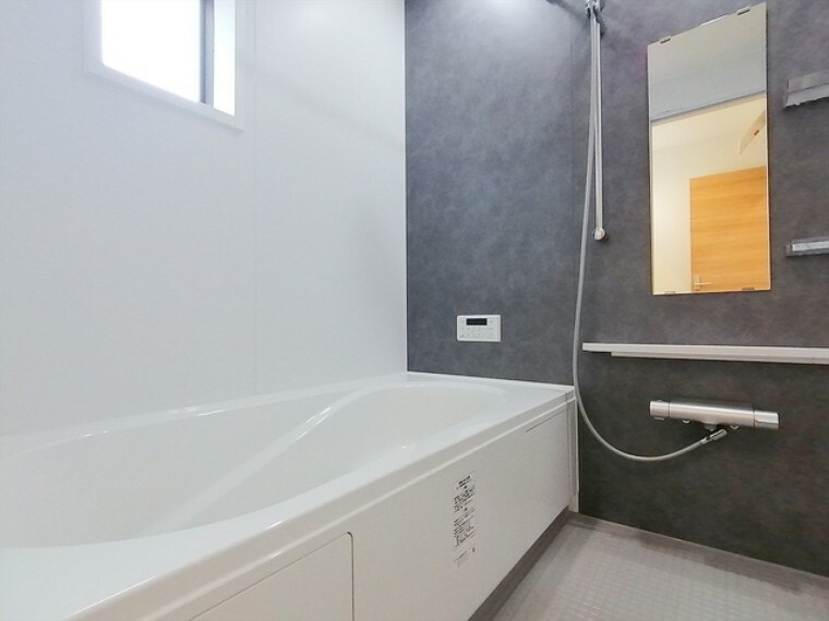 浴室 一日の疲れを癒すための心地よい浴室はゆとりあるサイズを採用。浴室乾燥機付き！汚れにくくお手入れしやすい浴室です。 ■八王子市緑町　新築一戸建て■