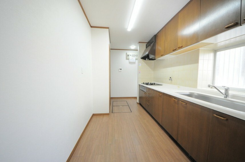 キッチン 壁付のキッチンは上部に収納が作りやすいのがメリット。空間を有効活用したすっきりとしたデザイン。