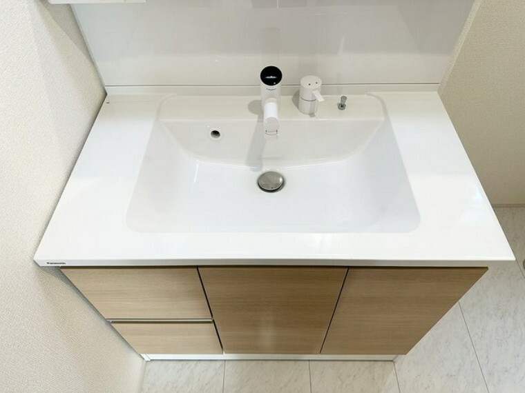 洗面化粧台 洗面化粧台は清潔感の漂うホワイトをベースカラーに、シンプルなデザインで。