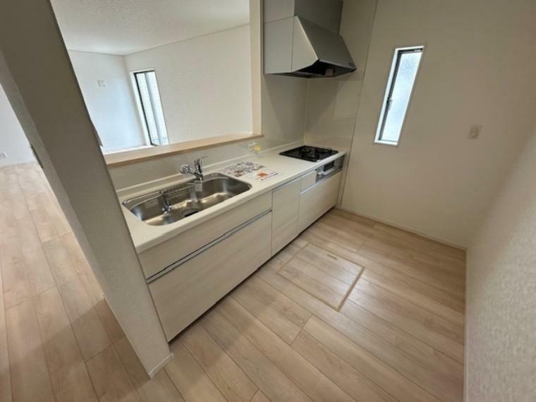 キッチン 浄水器、スポンジホルダーライト付きの換気扇も付いてる機能的なキッチン小さいながらも窓があるだけで解放的なキッチンになります