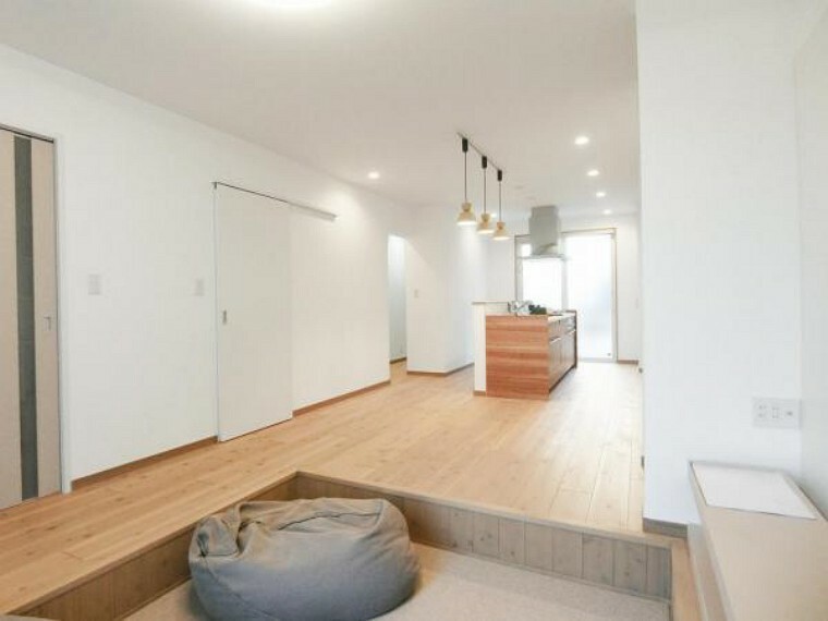居間・リビング 長方形のLDKはキッチン内から見渡しやすく、また家具を置きやすい形です。