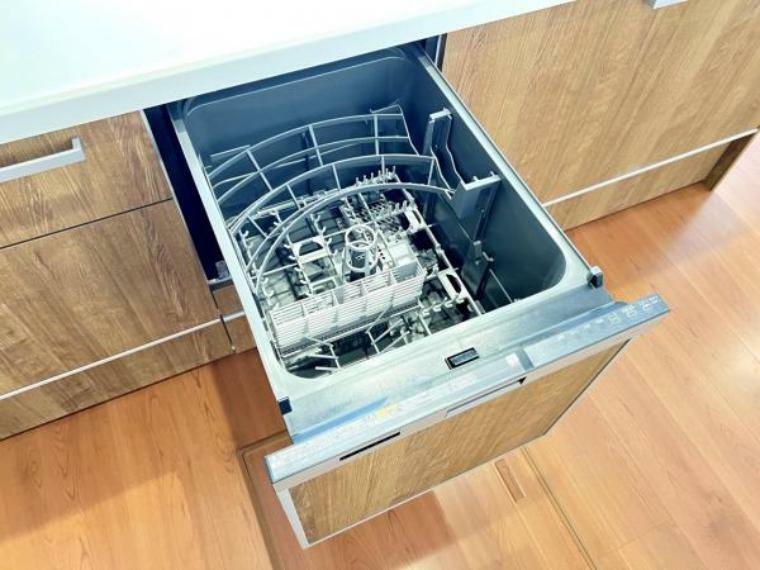 ビルトインタイプの食洗機でキッチンがスッキリ片付きます。