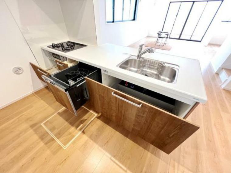 キッチン 奥の物や重い物も出し入れしやすいスライドタイプのキッチン収納。便利なビルトイン食洗機が設置済です。