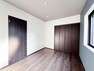 洋室 1階約6帖洋室は、居室ドア・収納扉・フローリングが同系色で、室内に落ち着きと安らぎを与えてくれます。