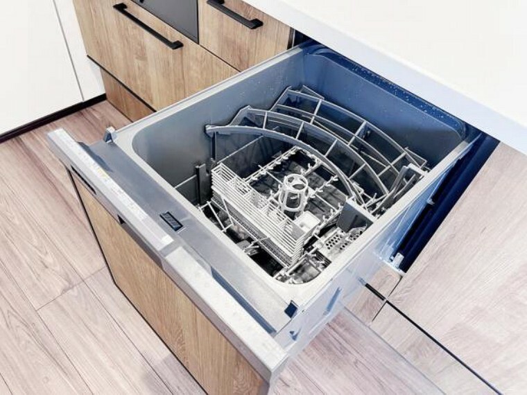 ビルトインタイプの食洗機でキッチンがスッキリ片付きます。