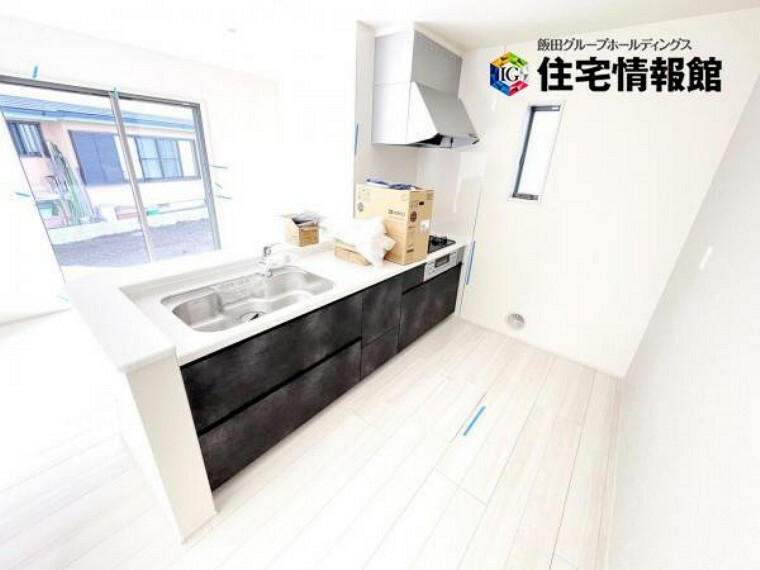 キッチン 大型スライド収納付きですっきり片付けやすい、収納力豊富なシステムキッチンです。