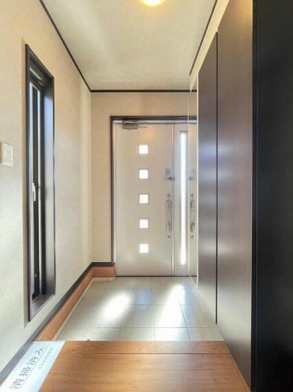 玄関 お家の顔である玄関は明るく、ゆとりのあるスペースを確保。