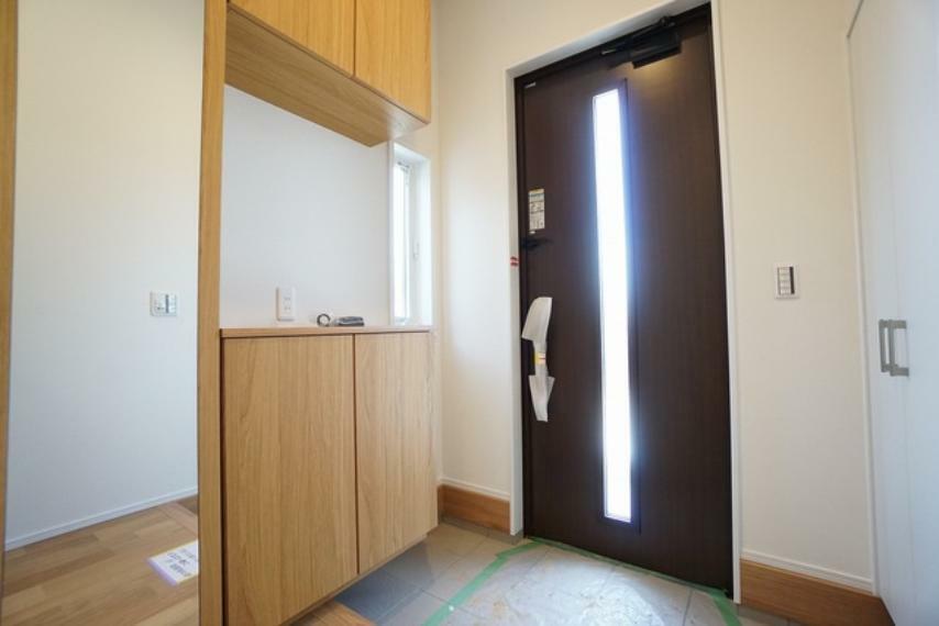 玄関 採光も考えられた明るい玄関です。シューズボックスは全身鏡付きで、お出かけ前にコーディネートのチェックが出来ますね。