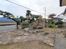 【リフォーム前】庭木・庭石を撤去し駐車場の拡張工事を行います。