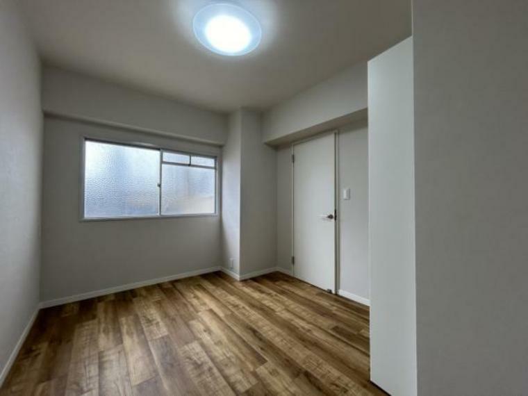洋室 【リフォーム済】廊下横約5.5帖洋室です。照明はLED照明に交換します。