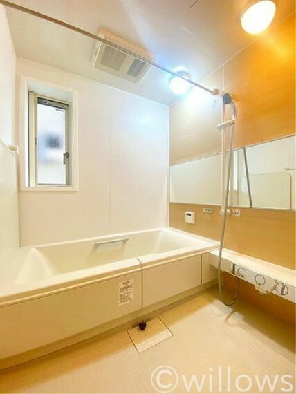 浴室 1日の疲れを癒してくれる広々とした浴室は癒しの空間。浴室換気乾燥機付きの為、中に洗濯物も干せます。