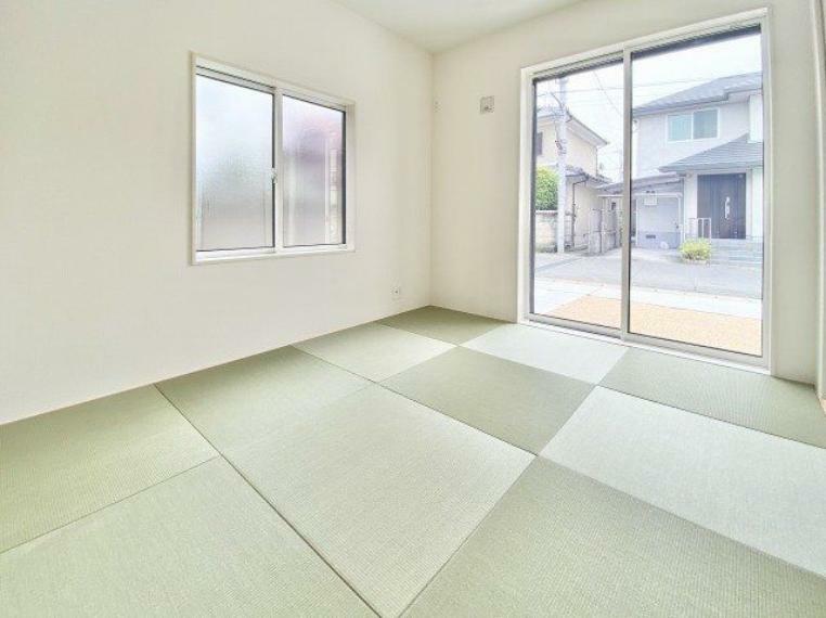 寝室 新しい畳の香りのする和室は、使い方色々。客室やお布団で寝るときにぴったりの空間ですね。
