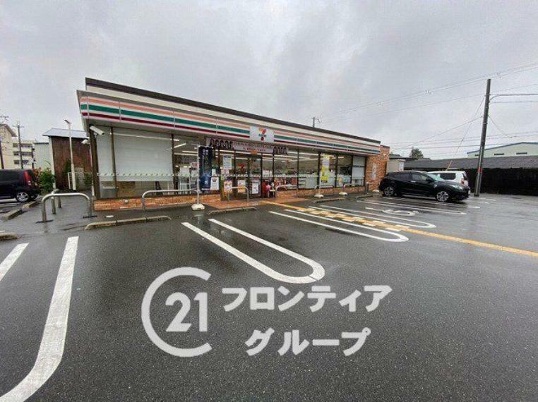 コンビニ セブンイレブン桜井阿部西店 徒歩6分。