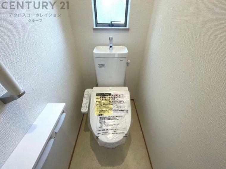 トイレ 温水洗浄便座付トイレは温水洗浄機能により、暖かい水でおしりを洗浄することができ、冷たい水を使う従来の便座に比べ、温水洗浄機能で暖かいトイレを提供し、快適な使用を可能にします。