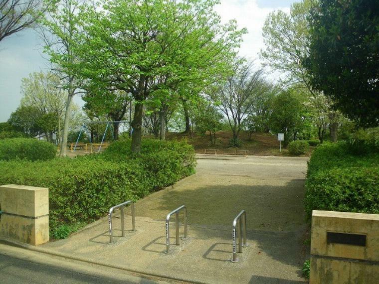 公園 柿の木台第二公園（●遊具広場を中心にコンパクトにつくられた公園です。公園の中に小高い山があり、プチ登山も楽しめます。ブランコやすべり台、砂場、広場があります●）