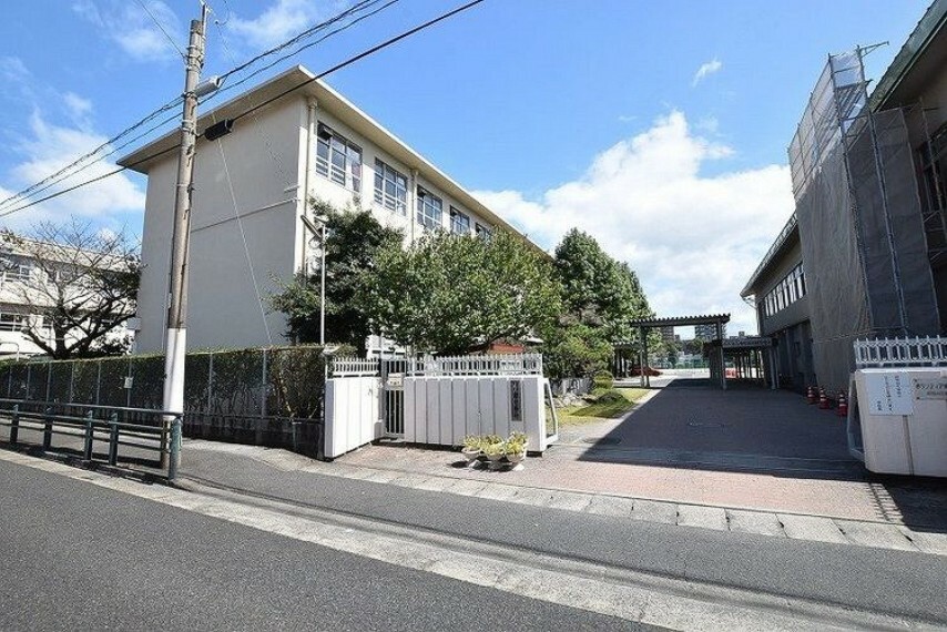 中学校 南中学校【鹿児島市立南中学校】は、東郡元町に位置する1959年創立の中学校です。令和3年度の生徒数は409人で、14クラスあります。校訓は「明朗・友愛・規律」です。