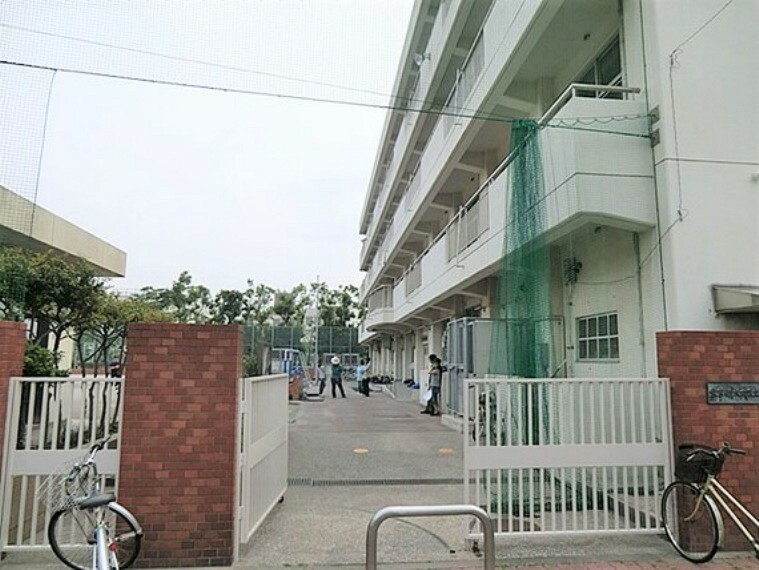 小学校 通学路は穏やかな住宅街の中の道なので、お子さんの通学も安心。